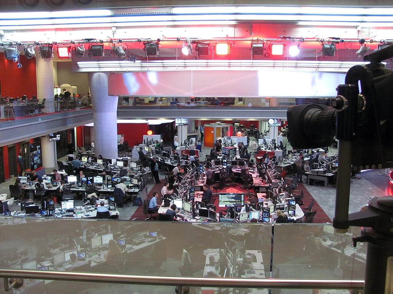 Новостная редакция BBC в Broadcasting House в Лондоне, 2013 год.
