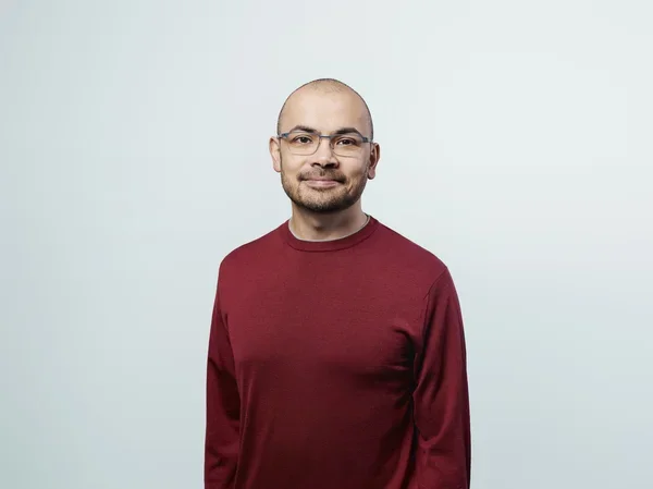 Демис Хассабис, генеральный директор Google DeepMind, на официальном портрете компании