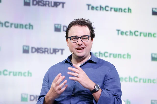 Дарио Амодеи выступает на сцене TechCrunch Disrupt