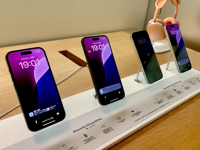 Линейка iPhone 16 на демонстрационном столе в магазине Apple в Нагое