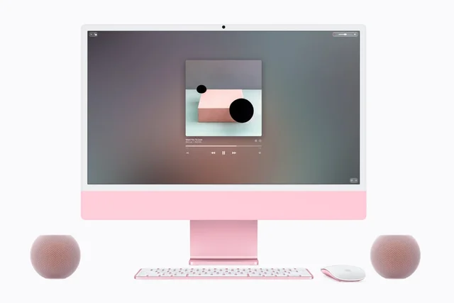 Две розовые колонки HomePod mini 2 рядом с компьютером iMac