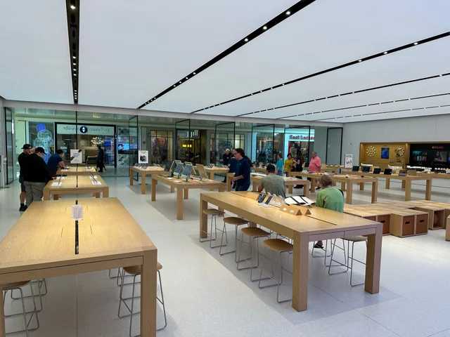 Посетители рассматривают устройства в магазине Apple в торговом центре Maine Mall