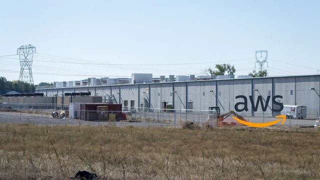 Центр обработки данных Amazon в Орегоне со знаком AWS