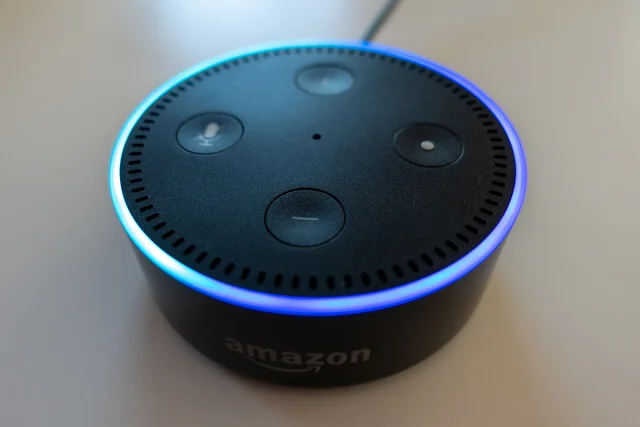 Документальная фотография голосовой колонки Amazon Echo Dot с подсвеченным световым кольцом