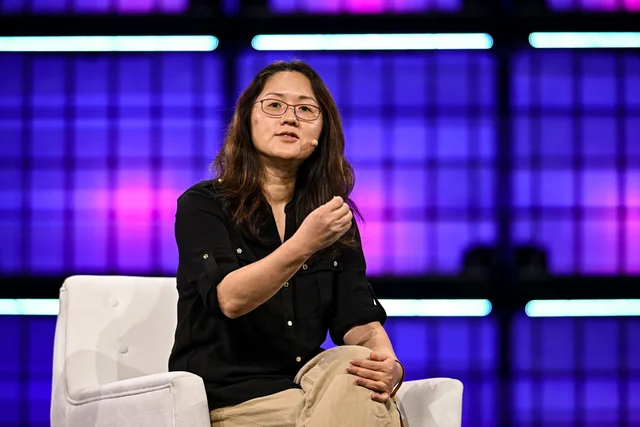Сооснователь и генеральный директор Fireworks AI Линь Цяо на сцене Web Summit 2024