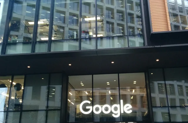 Фасад здания Google DeepMind в Лондоне
