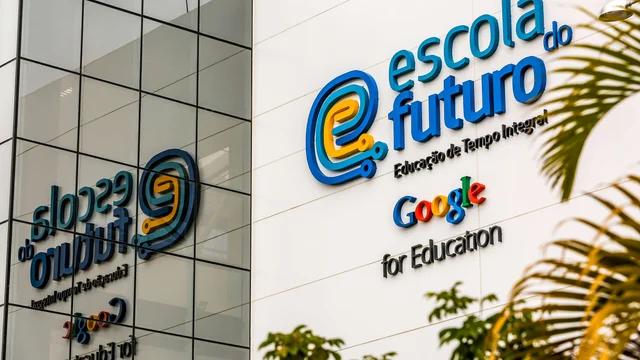 Фасад школы Escola do Futuro с вывеской Google for Education