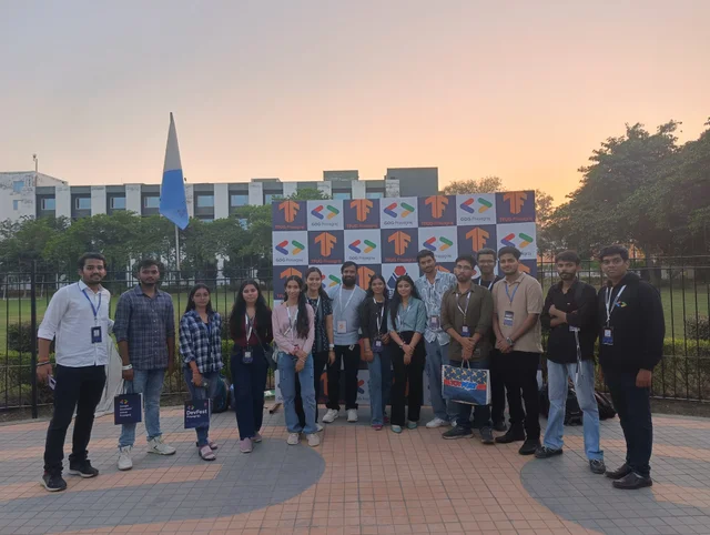 Участники DevFest 2024 в Праяградже перед стендом Google Developer Groups