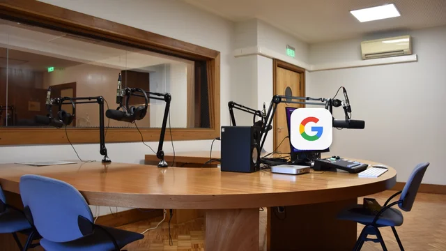 Иллюстративный фотокомпозит студии подкастов с микрофонами и знаком Google