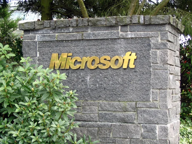 Документальная фотография каменного знака Microsoft у кампуса компании в Редмонде
