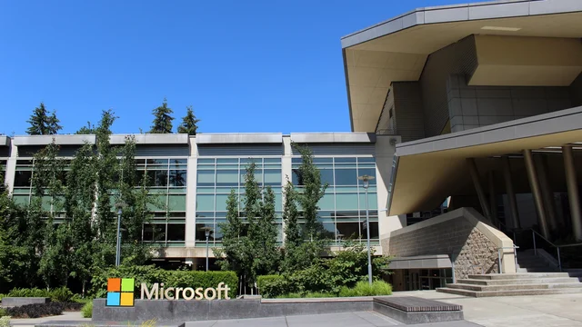 Здание 92 в штаб-квартире Microsoft в Редмонде с фирменным знаком перед входом