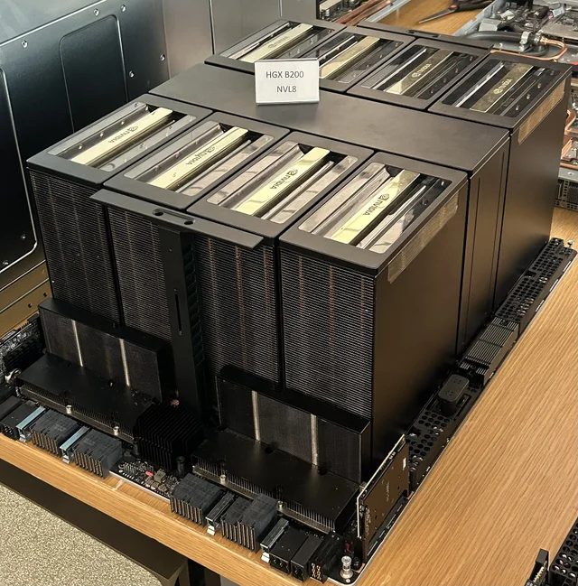Модули NVIDIA HGX B200 с радиаторами охлаждения