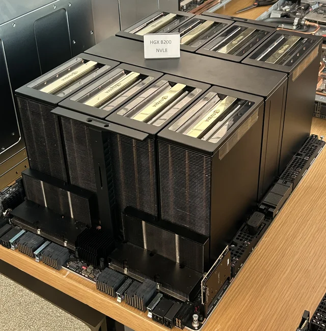 Вычислительный модуль NVIDIA HGX B200 с крупными радиаторами системы охлаждения