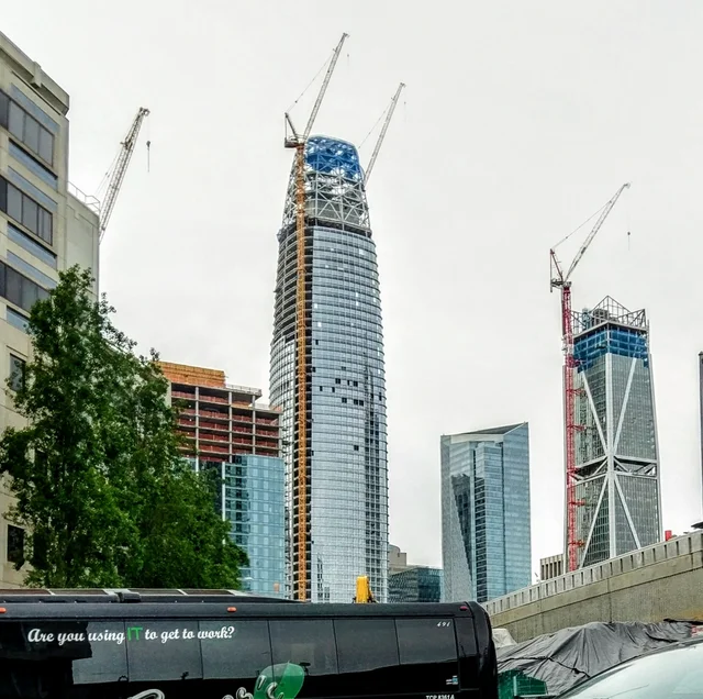 Архивная фотография Salesforce Tower в Сан-Франциско во время строительства в апреле 2017 года