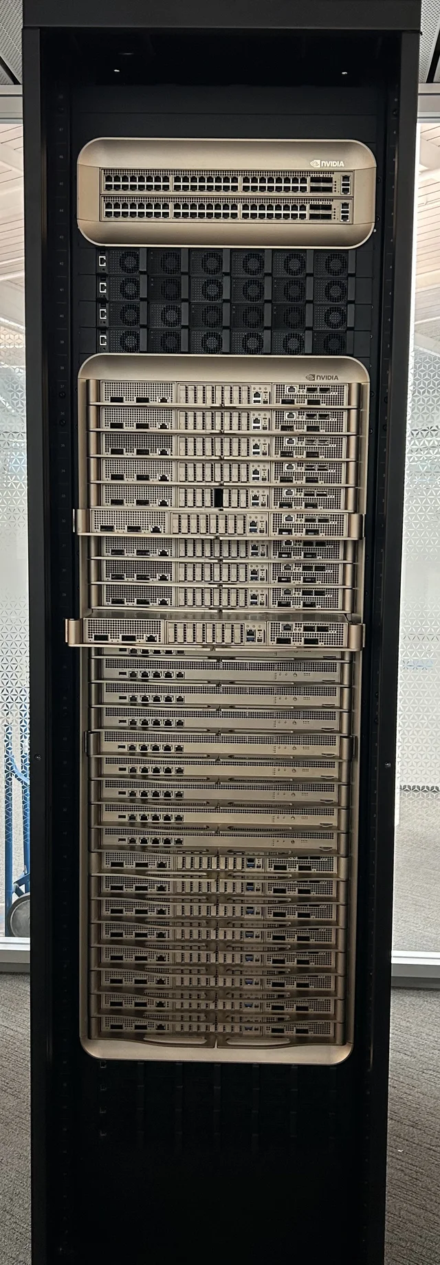 Архивная фотография стойки NVIDIA DGX GB200