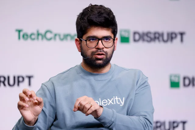 Сооснователь Perplexity Аравинд Шринивас выступает на сцене TechCrunch Disrupt