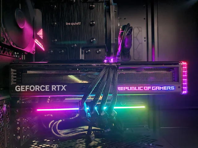 Работающая видеокарта GeForce RTX 4090 внутри настольного компьютера