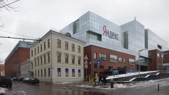 Фасад московского офиса Яндекса с крупной читаемой вывеской «Яндекс»